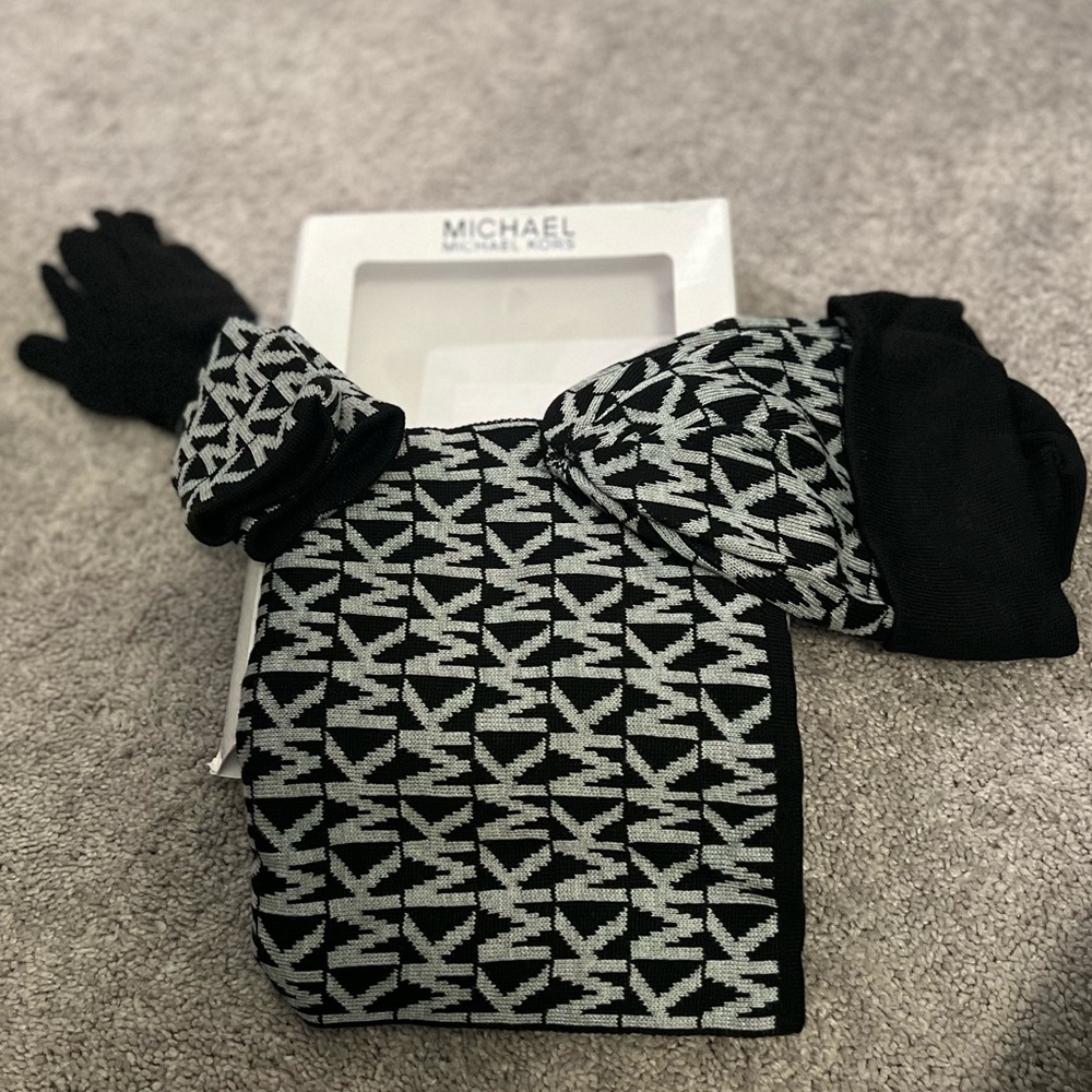 Michael Kors Hat, Scarf and Gloves set. NEW